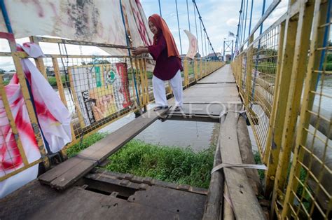 Jembatan Penghubung Kecamatan Rusak Antara Foto