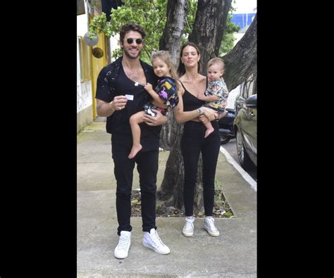 Foto Filhos de Chay Suede e Laura Neiva foram os pais votar no 2º