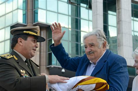 Jos Mujica Se Despide Con Un Abrazo De La Presidencia Dejando Un