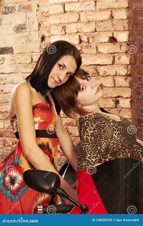 Deux Jeunes Filles Posant Sur Une Moto Rouge Photo Stock Image Du