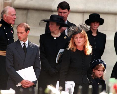 30 Heartbreaking Photos Of Princess Dianas Funeral Princess Diana