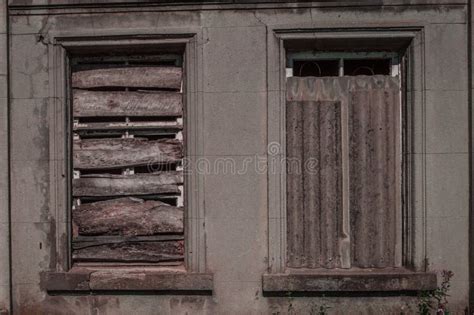 Ventanas Antiguas Cargadas Foto De Archivo Imagen De Viejo