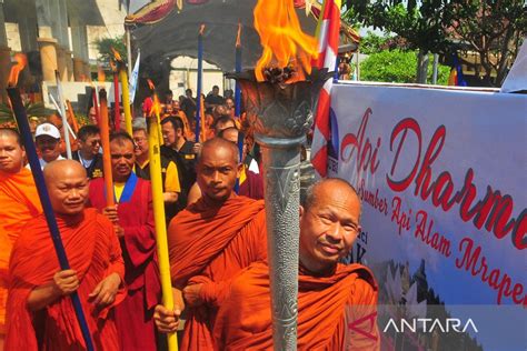 Pengambilan Api Dharma Waisak Di Grobogan Antara News