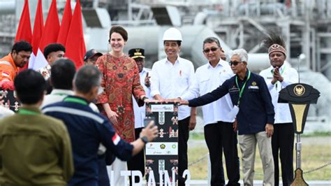 Jokowi Inaugurates Idr Trillion Lng Project In West Papua