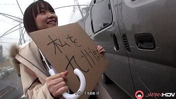 La joven japonesa tetona Mikoto Mochida le chupa la polla a un extraño XVIDEOS