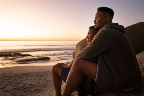 Couple Gay Sur La Plage Photo Gratuite
