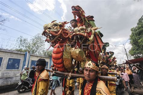 Tradisi Arak Arakan Pengantin Sunat Antara Foto