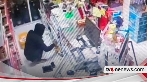 Toko Swalayan Di Drono Klaten Dibobol Pencuri Aksi Pelaku Terekam Cctv