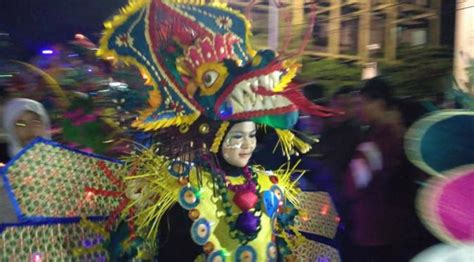 Meski Diguyur Hujan Semarang Night Carnival 2016 Tetap Meriah