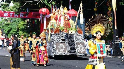 Karnaval Kebangsaan Banyuwangi Disambut Meriah Warga Dan Pelajar Usai