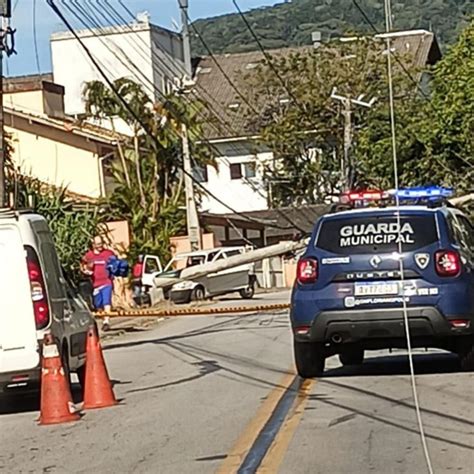 Carro Bate Contra Poste E Deixa Dois Feridos Na Lagoa Da Concei O