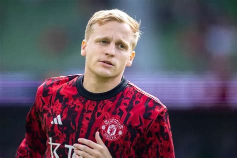 Donny Van De Beek Could Help Manchester United Sign One Of Their Final