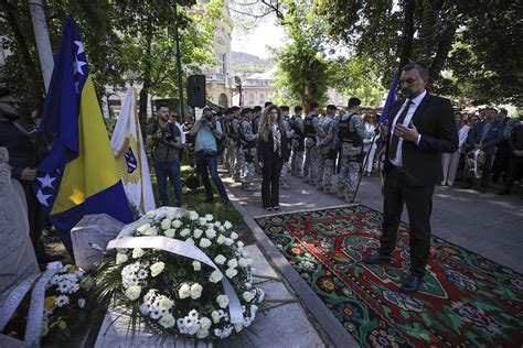 Oslobo Enje Foto U Sarajevu Obilje Ena Godi Njica Postrojavanja