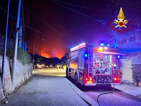 Emergenza Incendi I Vigili Del Fuoco Di Messina Mobilitati Per