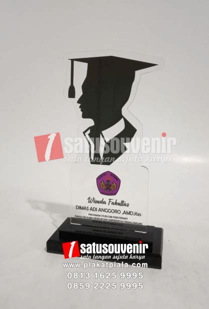 Plakat Akrilik Wisuda Souvenir Bagi Wisudawan