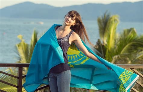 Hot girl bóng chuyền Sabina Altynbekova tạo dáng xinh đẹp với quốc kỳ