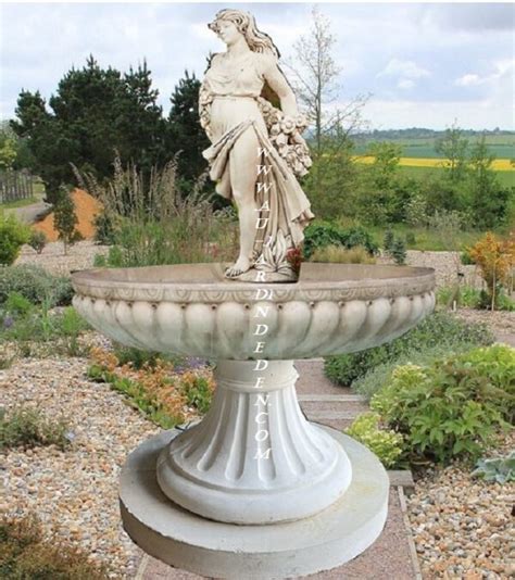 Fontaine En Pierre Reconstitu E Femme Aux Roses A Au Jardin D Eden