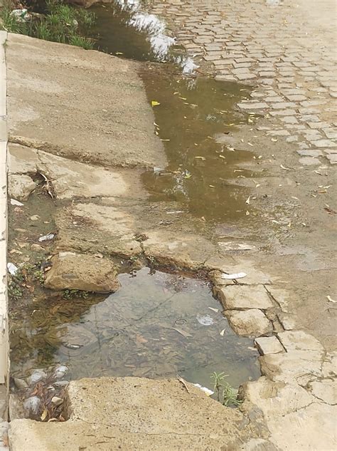 Moradores reclamam de esgoto estourado há 15 dias no bairro Pedra do