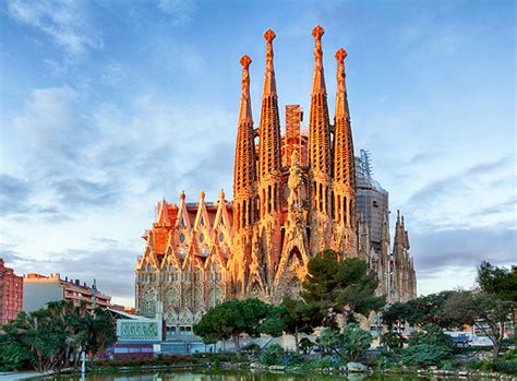 Templo Expiatorio De La Sagrada Familia Situado En El Ensanche De