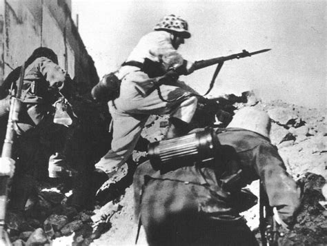 Солдаты дивизии СС «Мертвая голова» поднимаются в атаку — военное фото