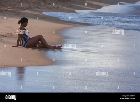 Femmes en bikini plage Banque de photographies et dimages à haute résolution Page Alamy