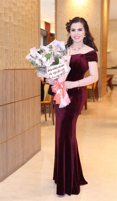 Ngắm Nhan Sắc Quyến Rũ Của Hoa Hậu Quý Bà Thế Giới Kim Hồng