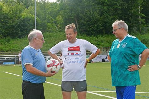 Rathausvertreter Aus Stein Und Bad S Ckingen Messen Sich Im Fu Ball