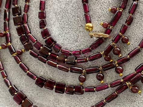 Гранатовые бусы - 72 фото