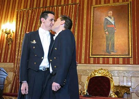Primera boda gay en el Ejército elmundo es
