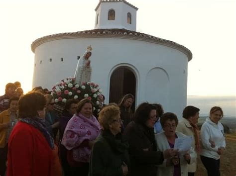 El Obispo reinaugura la ermita a la Virgen de Fátima en Alcuéscar