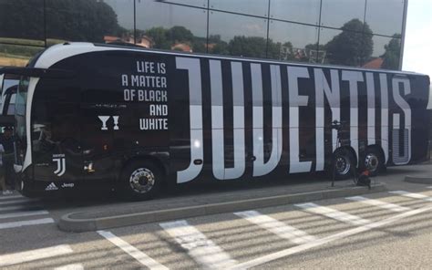 Video Entusiasmo A Firenze Per L Arrivo Del Pullman Della Juventus