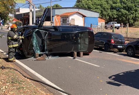 Idosa Fica Ferida Ao Capotar Carro Em Avenida De Votuporanga Jornal A