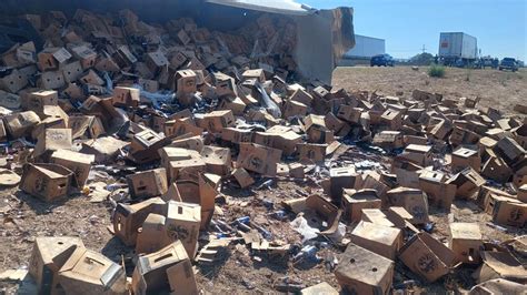 Lo que faltaba Vuelca tráiler cargado con cientos de cajas de cerveza