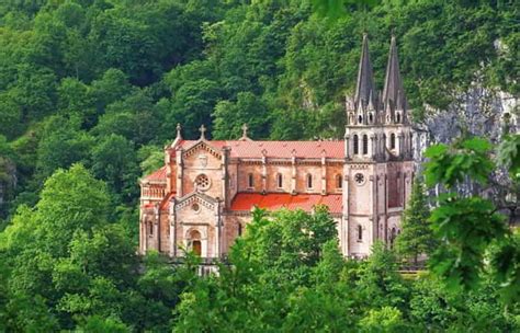 La Monta A Y El Santuario De Covadonga En Asturias