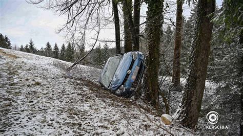 Scharnsteiner Straße Fahrzeug kam von Straße ab Lenkerin verletzt