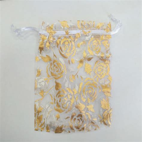 Большой ассортимент подарочной упаковки, контейнеров и мешочков для ...