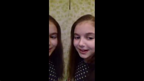 Маленькая девочка учит целоваться - YouTube