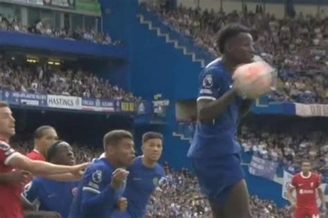 Chelsea S Nicolas Jackson Gets Away With Handball But Fans Furious By