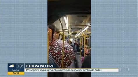 Passageiro Abre Guarda Chuva Para N O Se Molhar Dentro Do Brt Rio De