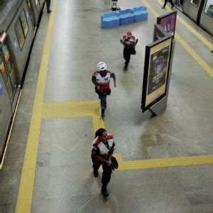 Briga homem armado no metrô causa correria e pânico na estação