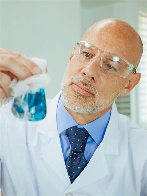 Kostenloses Foto zum Thema: arbeit im labor, blaue flüssigkeit, blaue