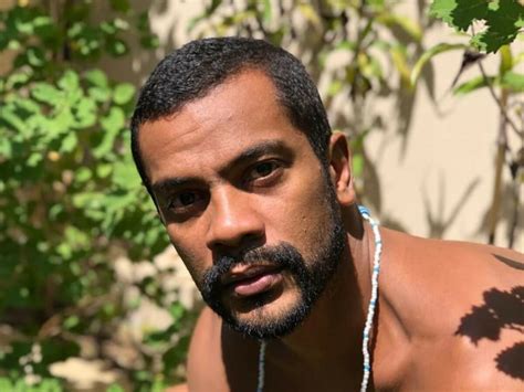 Fotos de Samuel de Assis pelado viralizam após ator dizer que adora nudes