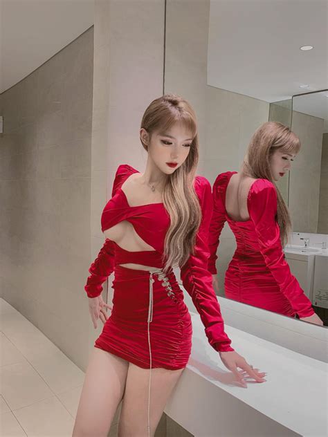 Đường cong cực phẩm đầy mê hoặc của hot girl chuyển giới