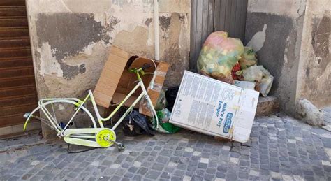 Foligno Rifiuti Abbandonati In Strada In Via Santa Caterina Residenti