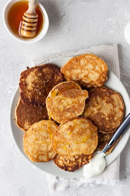 Panqueques De Trigo Sarraceno Con Miel Y Crema Agria Foto Premium