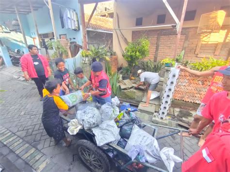 PDIP Surabaya Gotong Royong Bersama Rakyat Resik Kampung