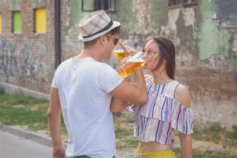 Cerveja Bebendo Dos Pares Novos Fora Imagem De Stock Imagem De