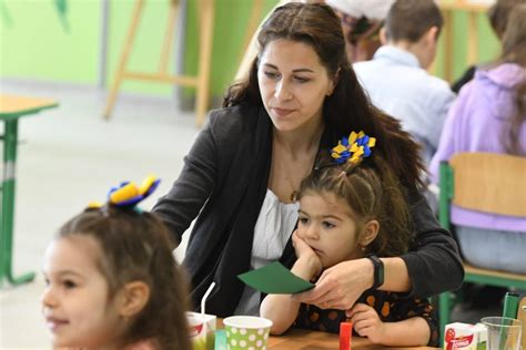 Straten Gener Cia Bez Povinnej Kolskej Doch Dzky Hroz Ukrajinsk M