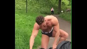 Chico rubio caliente quitándose la ropa en público XVIDEOS