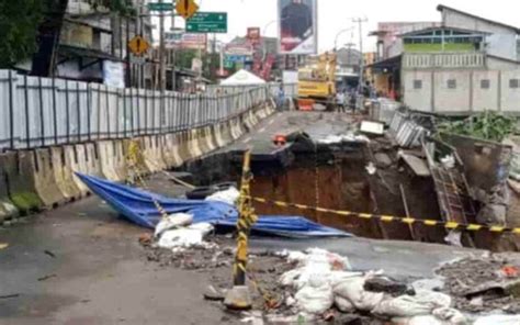 Jembatan Cikereteg Longsor Akses Utama Bogor Sukabumi Ditutup Total